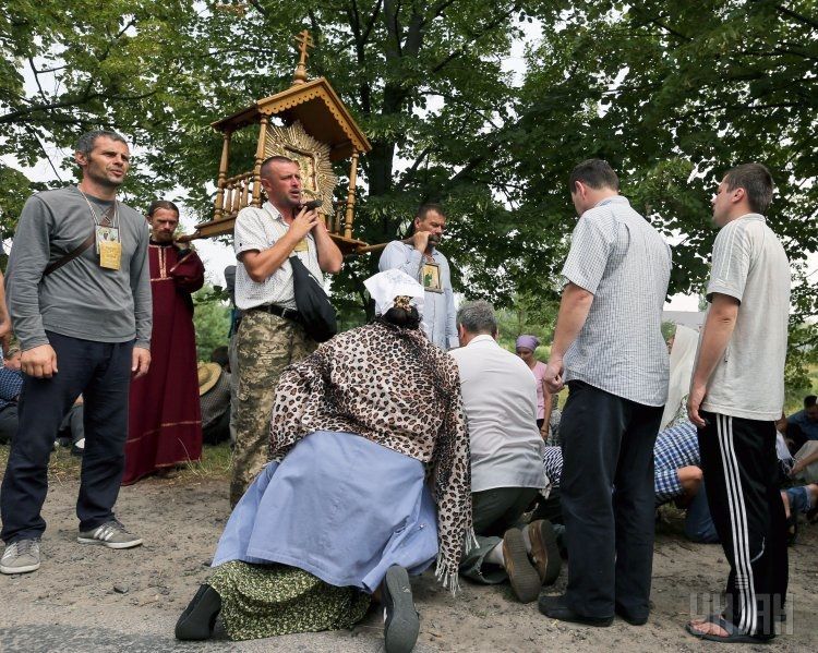 Хресна хода  моляться