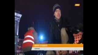 Друга річниця розгону Євромайдану: українці виклали тінь від стели на Майдані