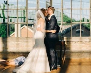 А теперь вы можете поцеловать пол: свадебное фото стало хитом Интернета