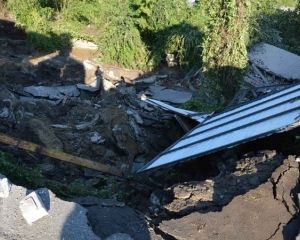 В Днепропетровске под землю провалилась автобаза (ВИДЕО)
