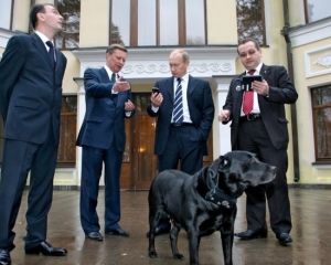 Путину доставляют любимого лабрадора на частном самолете