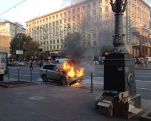 На Крещатике загорелось авто посольства США (ФОТО)