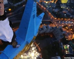 Как Мустанг раскрашивал звезду в Москве (ВИДЕО)