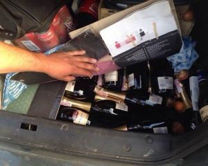 СБУ задержала 200 ящиков шампанского для боевиков (ФОТО)