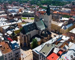 По Львову бігає голий чоловік з іконою (фото 18+)