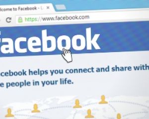 Як і чому люди продають себе у Facebook