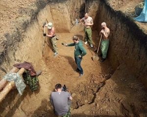 2 метри в землю: як на передовій риють величезні бліндажі без екскаваторів (фото)