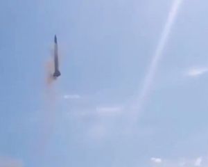 Ракета на учениях в России взлетела на 20 метров и упала (видео)