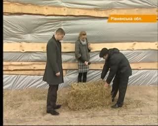 На Рівнещині будують солом’яні будинки