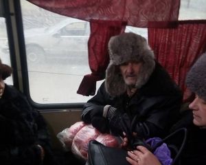 Дебальцево: Милиционеры умоляют стариков эвакуироваться (фото)