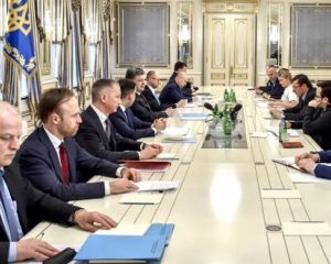 Донбассом будут управлять военные администрации