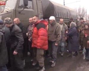 «Киборгов» забросали бутылками (видео, фото)