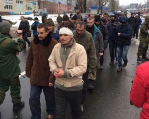 Украинцев ведут «коридором позора» в Донецке (фото)