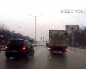 Добровольцы на дороге избили мужчину и подрезали авто (видео)