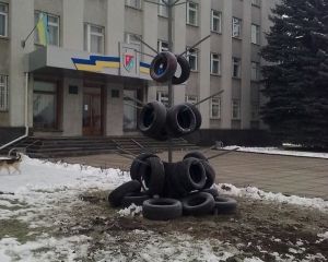 Здолбуновская елка из шин взорвала Интернет (фото)