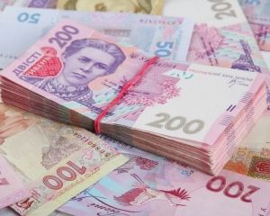 Банкам наказали спалювати й різати готівку