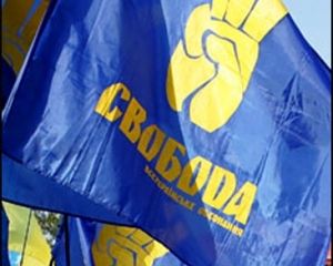 Депутат від «Свободи» грав у карти на засіданні Ради (фото)