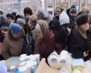 Тиснява за їжу в Макіївці (відео)