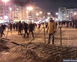 Сотни людей срывают концерт Ани Лорак в Киеве (фото)
