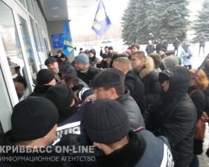 Штурм горсовета в Кривом Роге (фото)