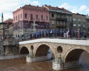 Одна з найбідніших країн Європи обирає трьох президентів