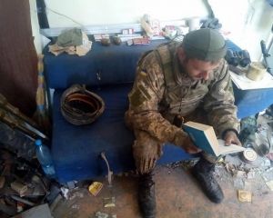 Фото дня: у донецькому аеропорту грають у нарди