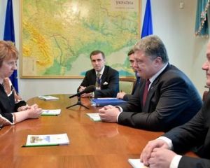Порошенко у Мінську тримав за плече Ештон, а вона посміхалася (відео)