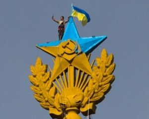 За перекрашивание в украинские цвета шпиля высотки задержаны четверо москвичей