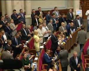 Рада урезала зарплату депутатам и министрам до 6,5 тысяч