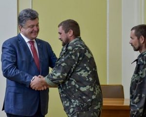 Порошенко лично поздравил 17 освобожденных горловских заложников (фото)