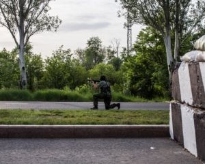 Донецкий аэропорт восьмые сутки обстреливают