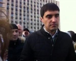 ”Регіонал” Левченко хотів обняти самозванця Губарєва, в нього кинули огризок і назвали “бандерою” ”Регіонал” Левченко хотів обняти самозванця Губарєва, в нього кинули огризок і назвали “бандерою”