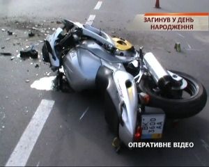 Ровенский байкер в свой юбилей влетел в легковушку посреди дороги. Момент аварии (видео)