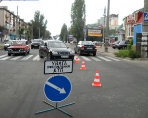 В Луганске на пешеходном переходе Mercedes сбил двух детей ( фото, видео)