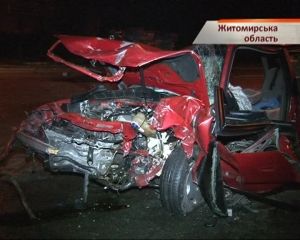 На Житомирщине внедорожник отправил иномарку под колеса грузовика (видео)