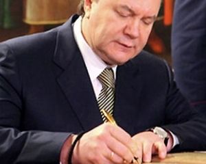 Украина собирает ручки для подписания Януковичем Ассоциации с ЕС ( фото, видео)