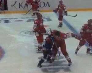 Звезда хоккея Евгений Малкин на льду подрался с 7-летним парнем (видео)