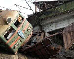 Железнодорожная катастрофа в Мариуполе: на мосту столкнулись два поезда с химикатами ( фото, видео)