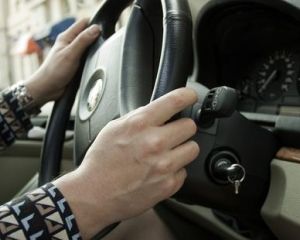 В Черкассах автомобиль провалился под асфальт. Водитель успел спастись