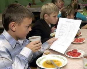 Киевским школьникам обеды хотят готовить в специализированном месте