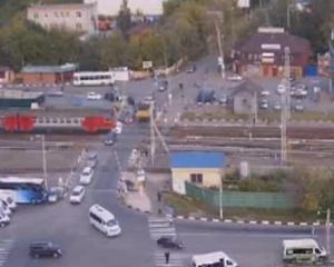 Подмосковная электричка на скорости протаранила легковой автомобиль (видео)