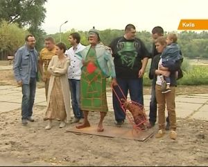 Русановкой разгуливает бабка с дохлой уткой (видео)