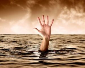 Одесские пограничники вытащили из моря 10 рыбаков