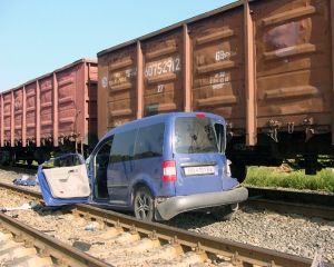 Поезд «Луганск-Киев» смял легковушку (фото)