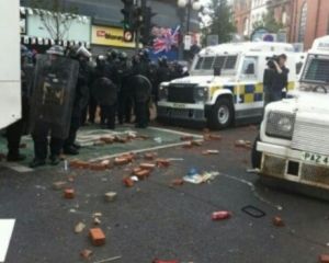 В Белфасте-за столкновений католиков и протестантов пострадали 26 полицейских (видео)