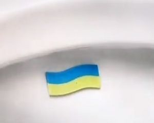 Россиянам предлагают освежитель туалета в виде украинского флага (видео)