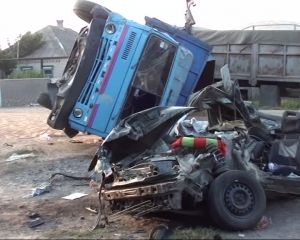 Кровавая авария на Запорожье: легковушка перебросил КамАЗ с тоннами пшеницы (видео)