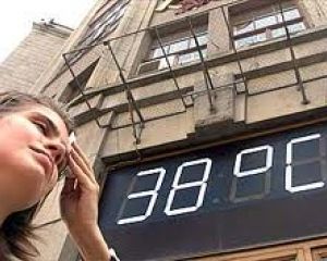 В Украине жара, лишь на западе