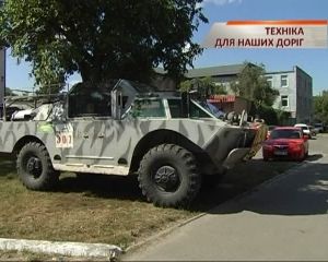 Для наших дорог. Львовянин разъезжает по городу на танке БРДМ (видео)