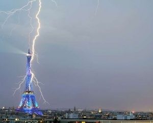 Непогода обесточила 23 тыс. домов и остановила метро во Франции